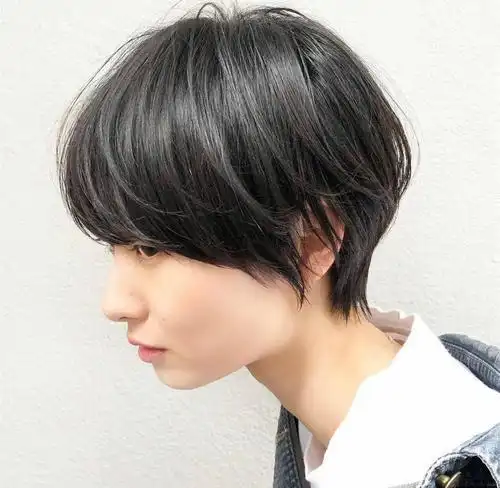 露耳朵的短发发型