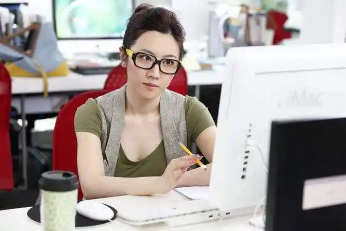 宋丹丹的儿媳妇也就是巴图的老婆就是演员王博谷,王博谷是出生在北京