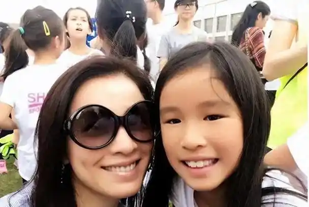 老婆美若天仙孩子却凸嘴小眼塌鼻梁这5位男星的基因太强了