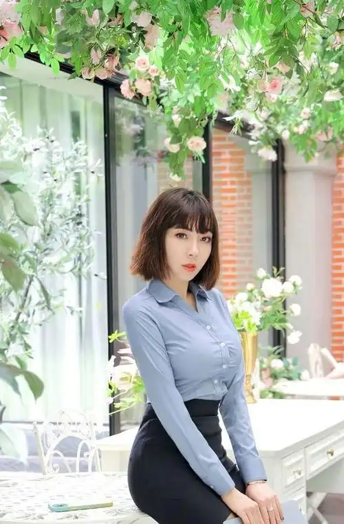 气质美女,身穿蓝色衬衫,让你更加有成熟女性的风范,展现女人味