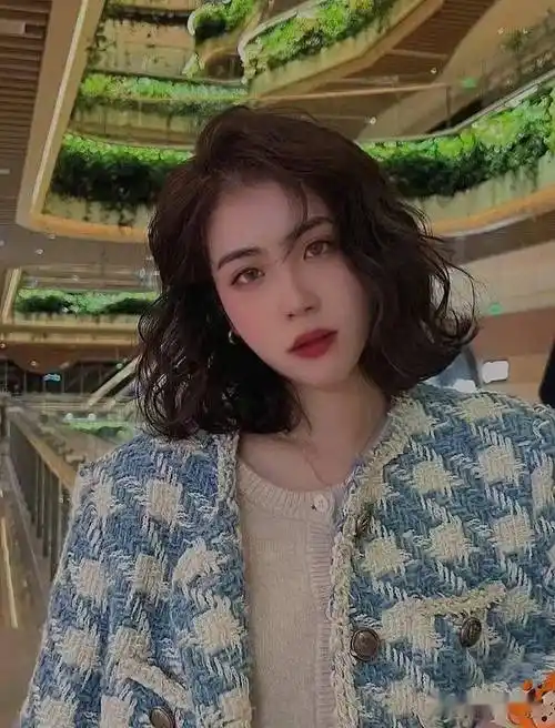 入春" 短烫发超减龄"_发型_短发_女生