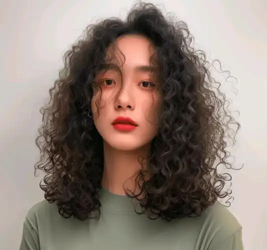 冬天发型不论怎么烫,最美还是羊毛卷全头烫,蓬松瘦脸还保暖_头发_脸部