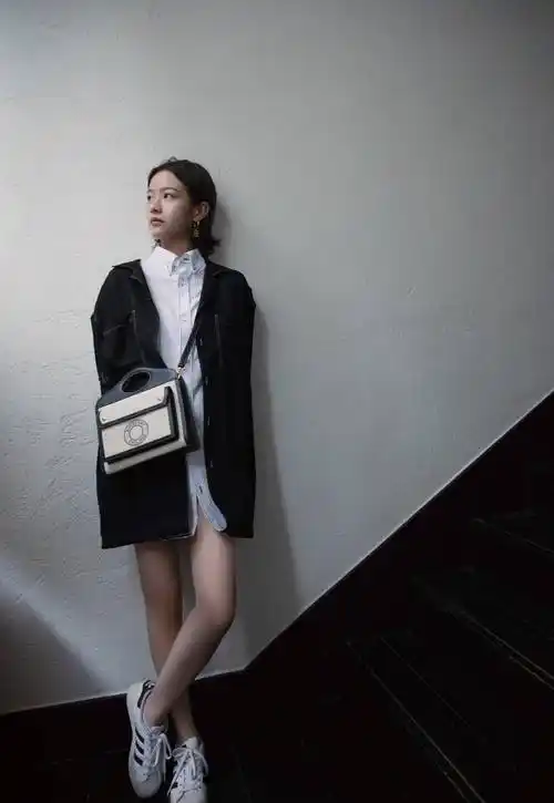 00后李庚希太会穿搭,黑西装配紧身裤简约风十足,小