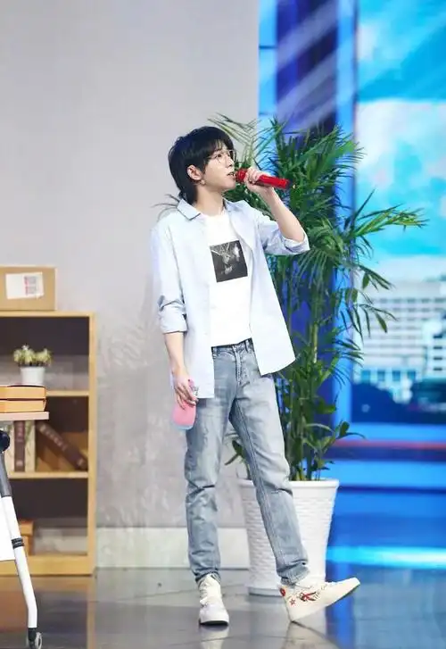 华晨宇帅气造型潮流范十足全身李宁单品很抢眼