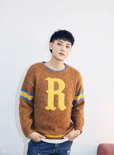 黄子韬休闲装打扮居家写真照片,双剪刀手姿势心情好好 黄子韬,男歌手