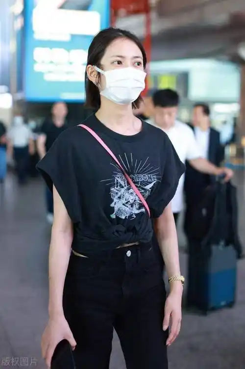 街拍:陈钰琪印花t恤 黑色休闲裤 厚底鞋帅气个性_北京_机场