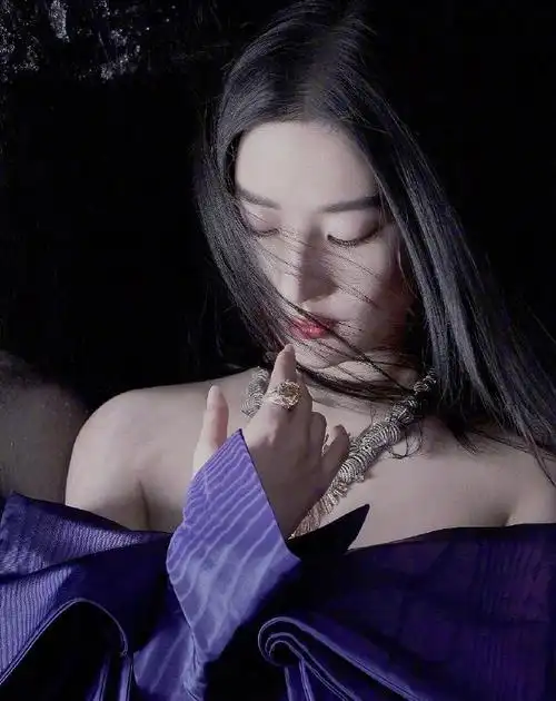 芭莎公布了刘亦菲为2020开年封面,刚柔相济,又飒又美