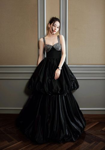 迪丽热巴黑色缎面鸡心领吊带蓬蓬蛋糕裙年会红毯演出生日晚礼服