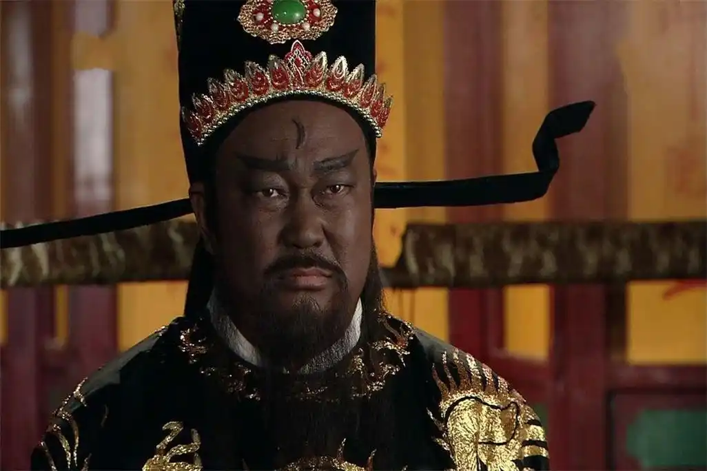 开封有个包青天,事迹都靠后人编,还原历史上不黑有点帅的包拯