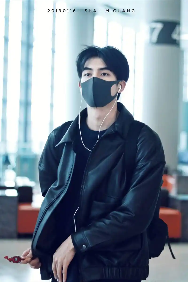 宋威龙穿黑色皮衣搭配黑色裤子现身机场,戴黑色口罩遮面又酷又帅