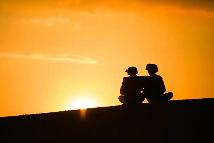 夕阳下士兵剪影