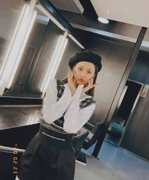 沈梦辰拍照晒微博带给观众们不一样的美