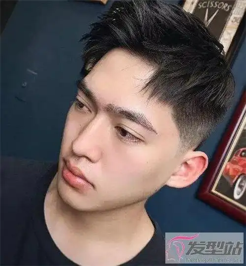清爽帅气男生短发两边铲时髦亮眼