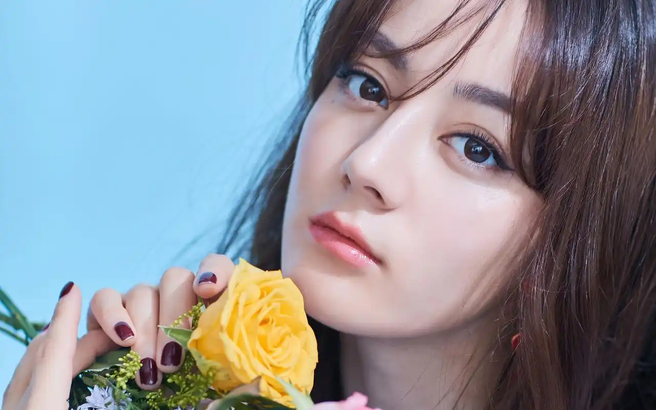 迪丽热巴清新灵动写真桌面壁纸