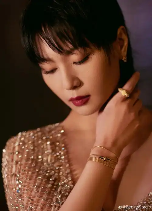 周笔畅露背西装##周笔畅微博之夜造型反差感