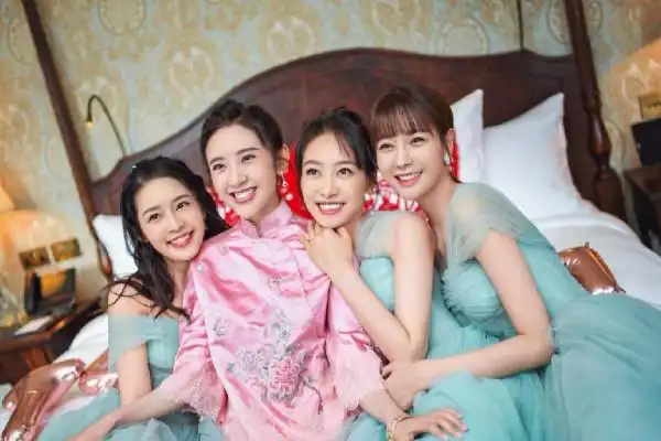 伴娘团成员:李沁,宋茜,沈梦辰一,唐艺昕伴娘团