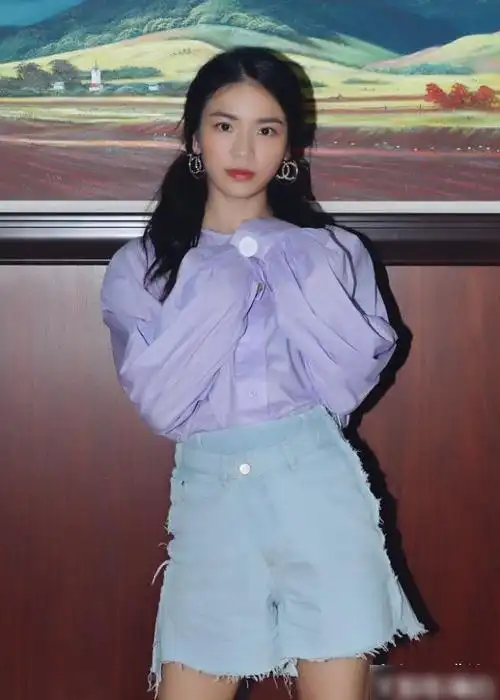 还记得快女黄英吗本来是一个土气的打工妹现超洋气