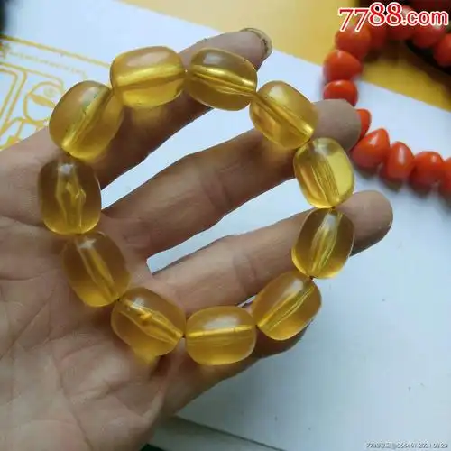 少见的蛋清色蜜蜡手链一个