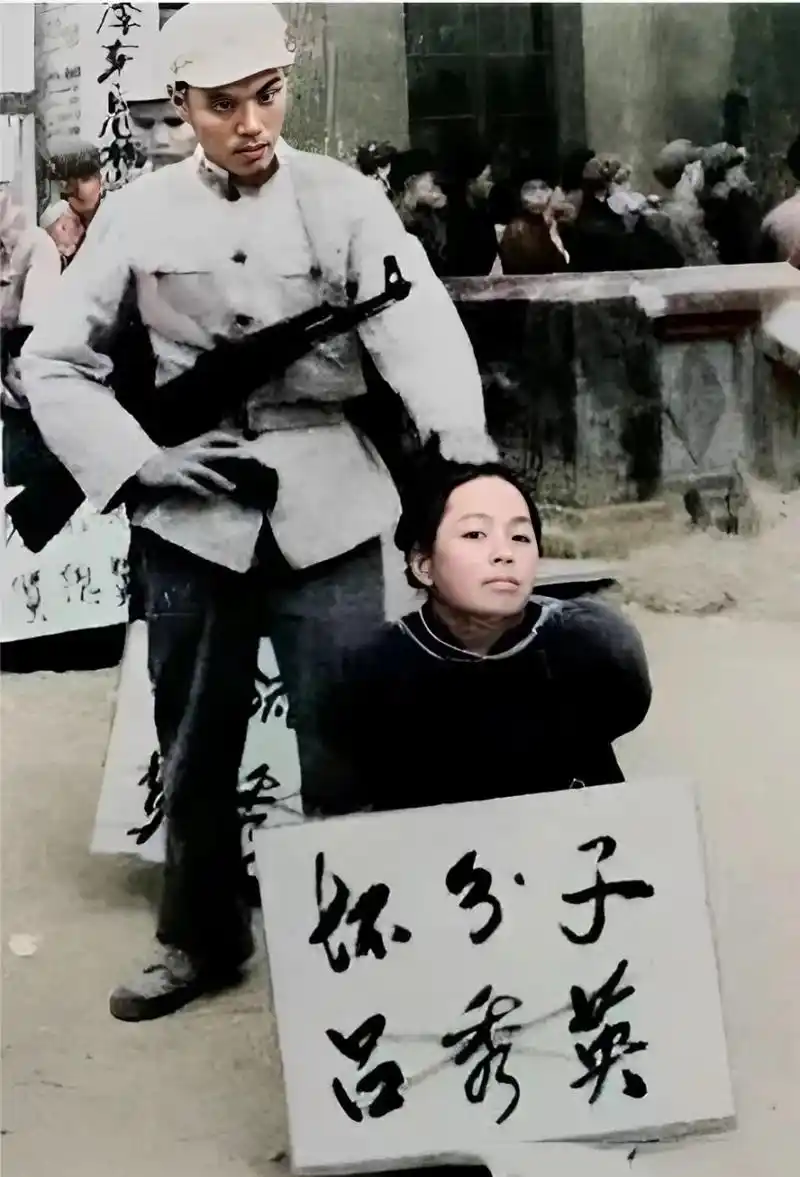 这是一张60年代枪毙"坏分子"的老照片,从她前面的牌子上来看,她名叫