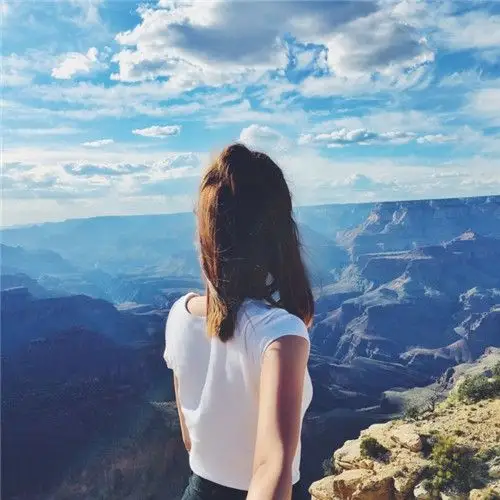 一个人看海的背影女生图片