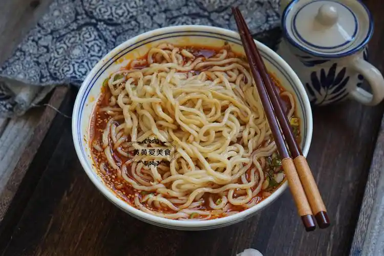 作为土生土长的北方人,面条是最爱的主食之一,俺们海边人喜欢吃的面条