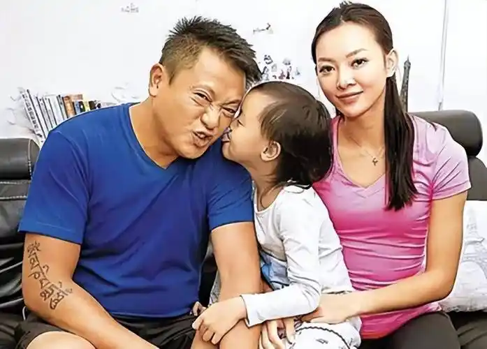 跟滕丽名分手后,魏骏杰迎娶了张利华为妻,婚后育有一女.