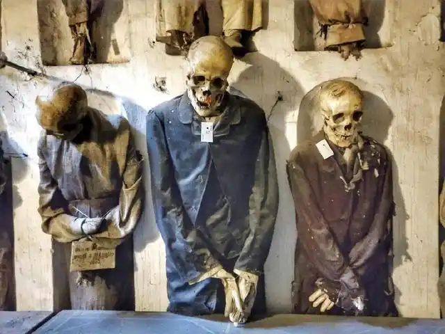 被誉为世界上最惊悚的景点8000具尸体挂在墙上惊人魂魄