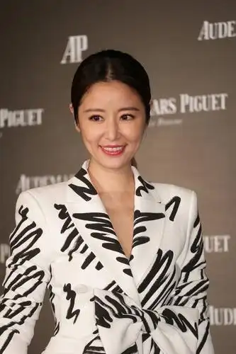 林心如终于高调美一回,一身涂鸦套装气场开挂,未修图哪像43岁