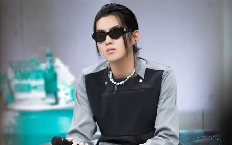 吴亦凡潮玩人类在哪里长发帅气图片