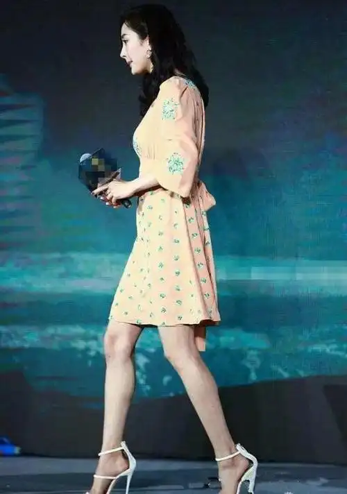 杨幂脖子前倾驼背原因是什么 她知道自己驼背吗