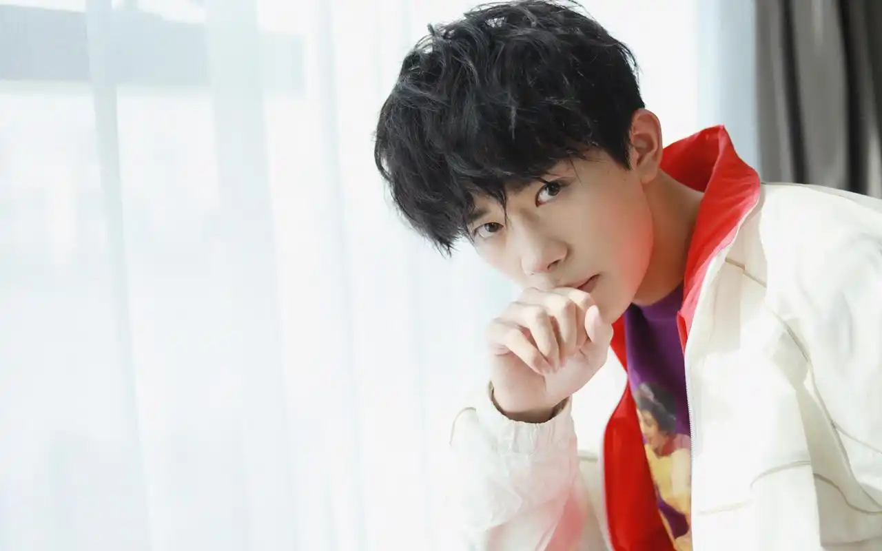 易烊千玺高清帅气壁纸_少年偶像易烊千玺