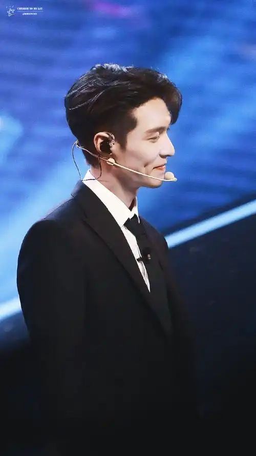 张艺兴 侧脸 酒窝