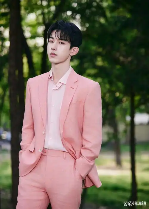 郭俊辰一身粉色西装套装参加五四晚会,粉色西装更显帅气和矜贵,妆造很