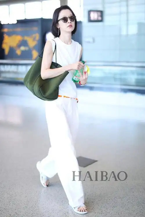 杜鹃2018年8月28日上海机场街拍:踩耐克 (nike) 凉拖,肩背state of