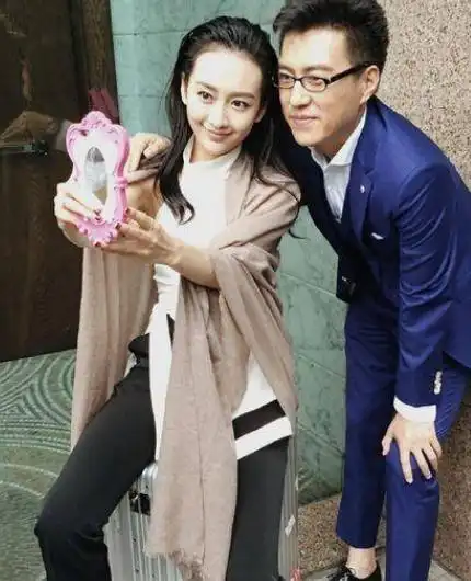 德云社再出新闻,何九华与王鸥恋情曝光,二人甜蜜搂抱形似连体婴