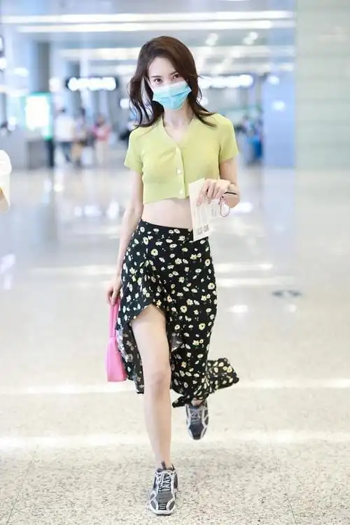 金晨健身成果太明显穿露脐装真美腻腹部平坦无赘肉