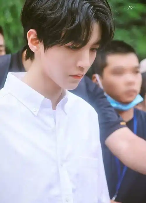 后来再出面就看到了他扎着小辫子的画面,十分炫酷,而今王俊凯的发型又