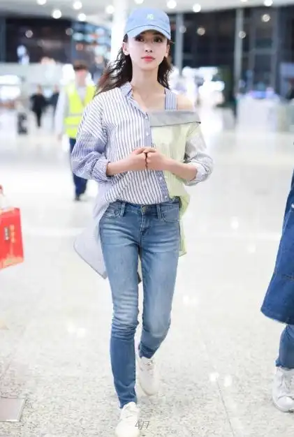 吴谨言露肩衫配紧身裤,被粉丝喊话:求增肥