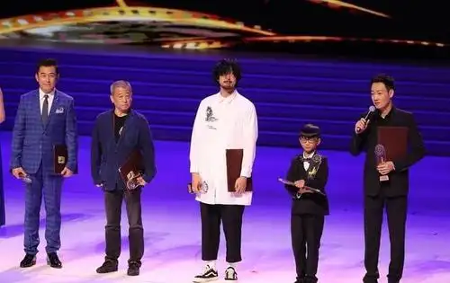 金鸡奖表彰仪式,王传君穿吊裆裤登台,187的身高被穿得矮半截