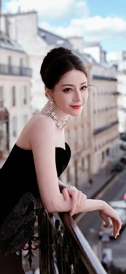 迪丽热巴身着黑色抹胸礼裙,深v设计凸显她曼妙身材,美出新高度