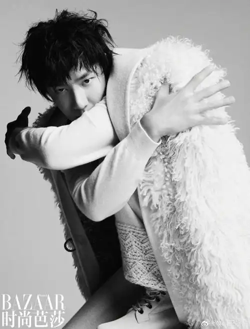 王一博登上《时尚芭莎》2024开年1月刊封面