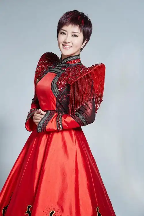 毕业于中央民族大学,中国内地女歌手,被歌迷称为"草原精灵"
