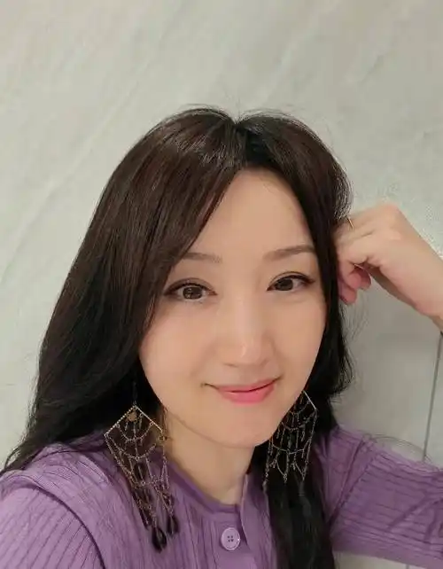 杨钰莹怼脸自拍,脸肿眼小,疑似整容,往日容貌不再,有些可惜_网友_鲜花