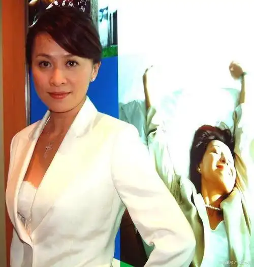 刘嘉玲,1965年12月8日生于中国江苏苏州,祖籍广西,华语影视女演员