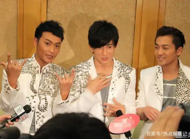 没忘初心!小虎队同框,吴奇隆陈志朋苏有朋做什么都按年龄来排序