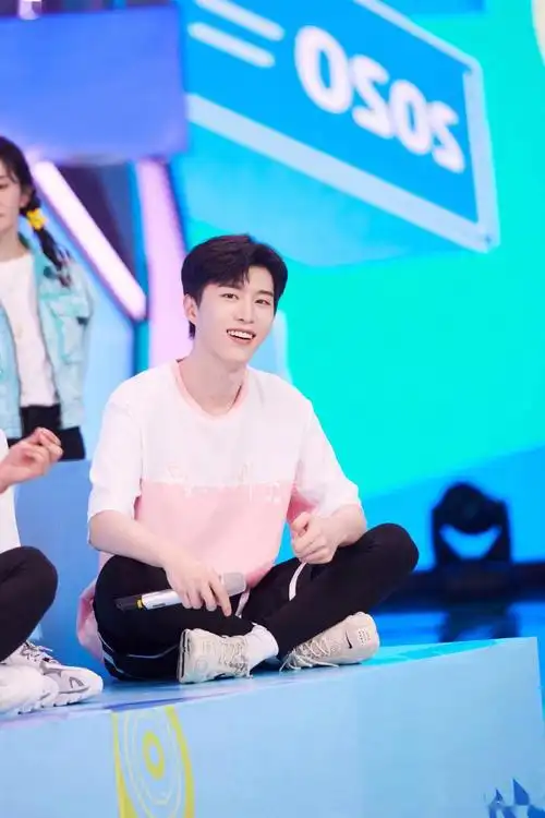 丞丞快乐大本营新鲜剧照来袭可奶可a腿长两米的哥哥团发起人范pd