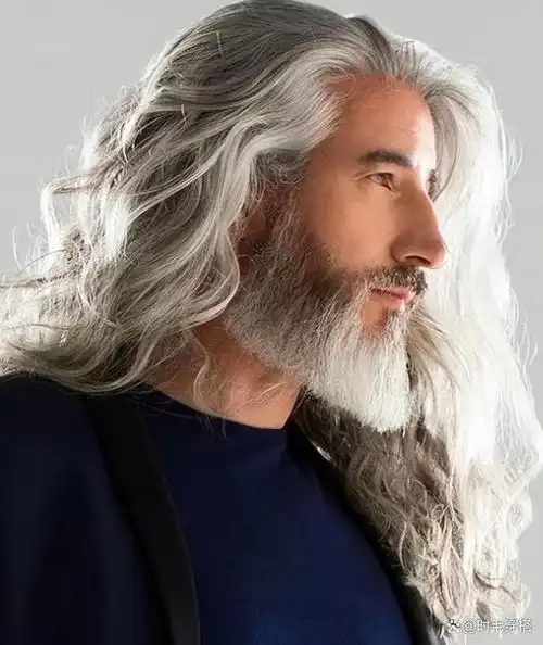 50岁的男性在发型选择上应该注重时尚与实用性的结合.