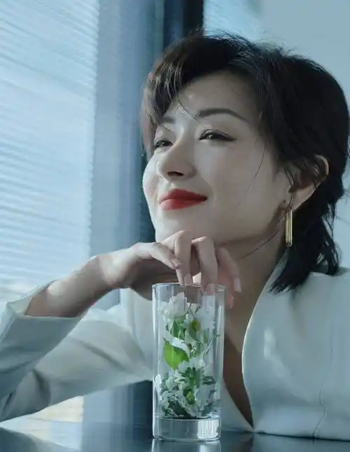 万茜白色职业装优雅大气写真_万茜_职业装_写真