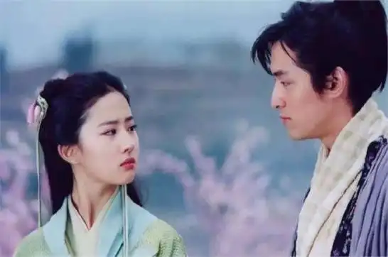 2场发布会,揭穿了刘亦菲的"真实处境",胡歌的话又一次应验了