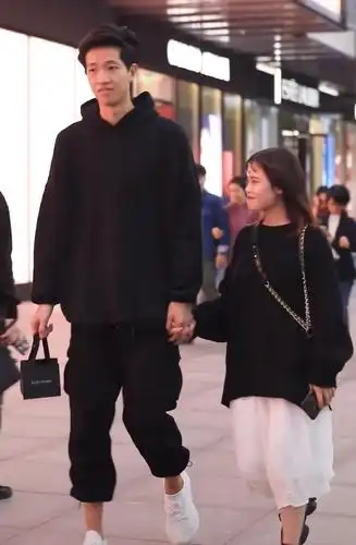 身高差35cm的情侣街拍:女生腿只有男生一半长,这才是爱情!